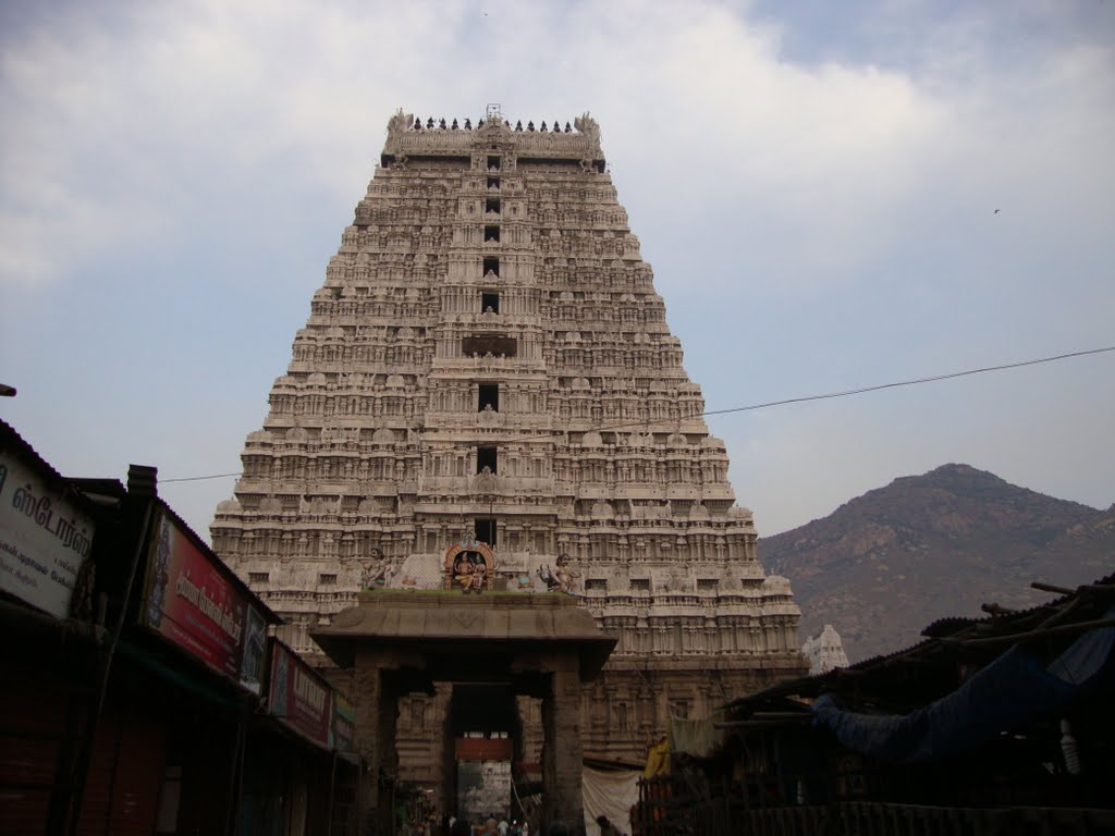 DSC08327 திருவண்ணாமலை அருணாச்சலேஸ்வரர் கோயில் கீழ கோபுரம் 4 Arunachaleshwar Temple -The Lord is beleived to be seen in the form of Fire. A huge fire lamp is lit on the full moon day ( Karthigai day) of Karthikai month (November/December) upon the hill called Tiruvannamalai. This fire is visible for several kilometers around by dhanasekarangm