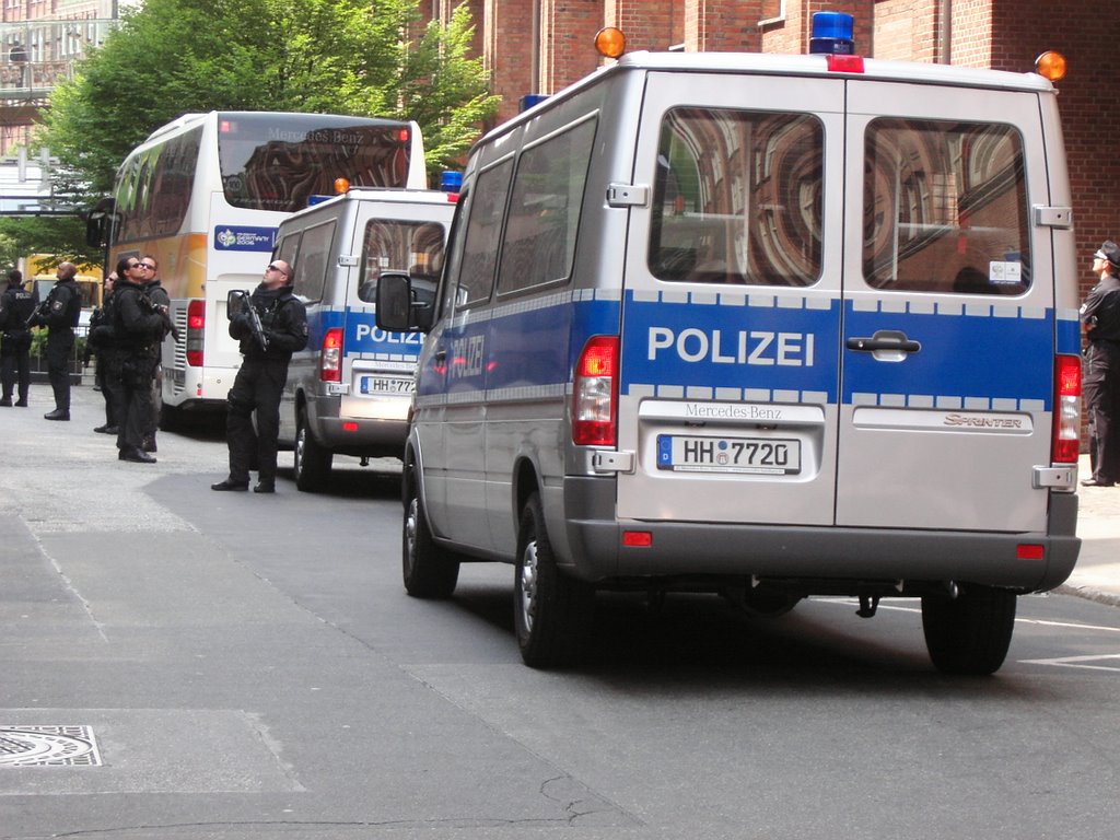 US-Bus vor dem Hayett Hotel mit SEK by Arnold Schott