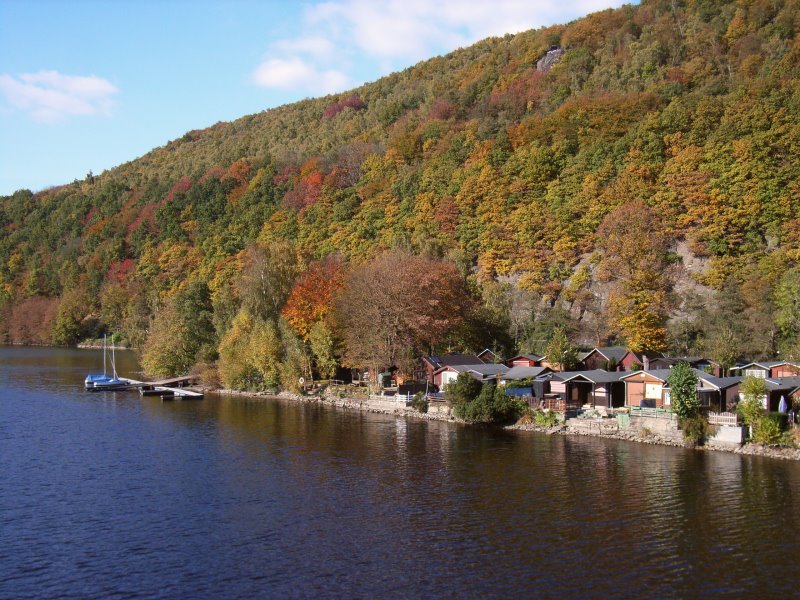 Herbst 2007 am Hengsteysee, Laubenkolonie mit Klusenberg by Dieter Möller