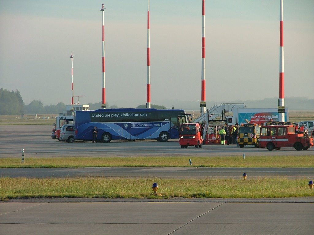 Der Teambus by Arnold Schott