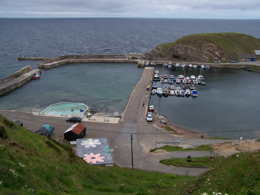 Portknockie Harbour and paddling pool by Gilbert Smith