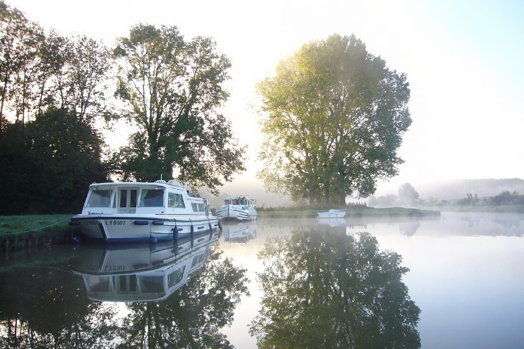 Canal du Nivernais, Mailly-le-Château. Halte nautique très tranquille. by booh