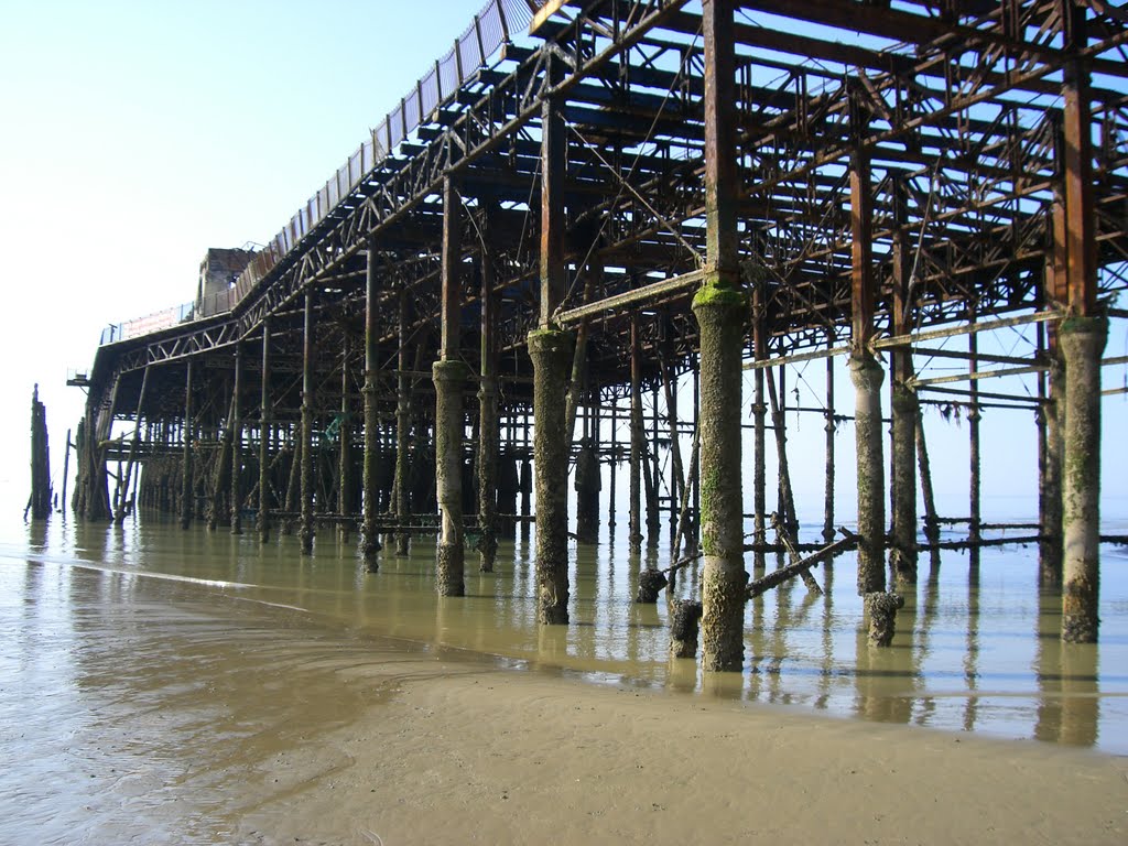 Hastings pier (destroyed by fire) by axel-d