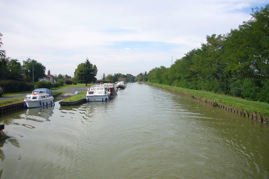 Canal latéral à la Loire, Base nautique des Vanneaux by booh