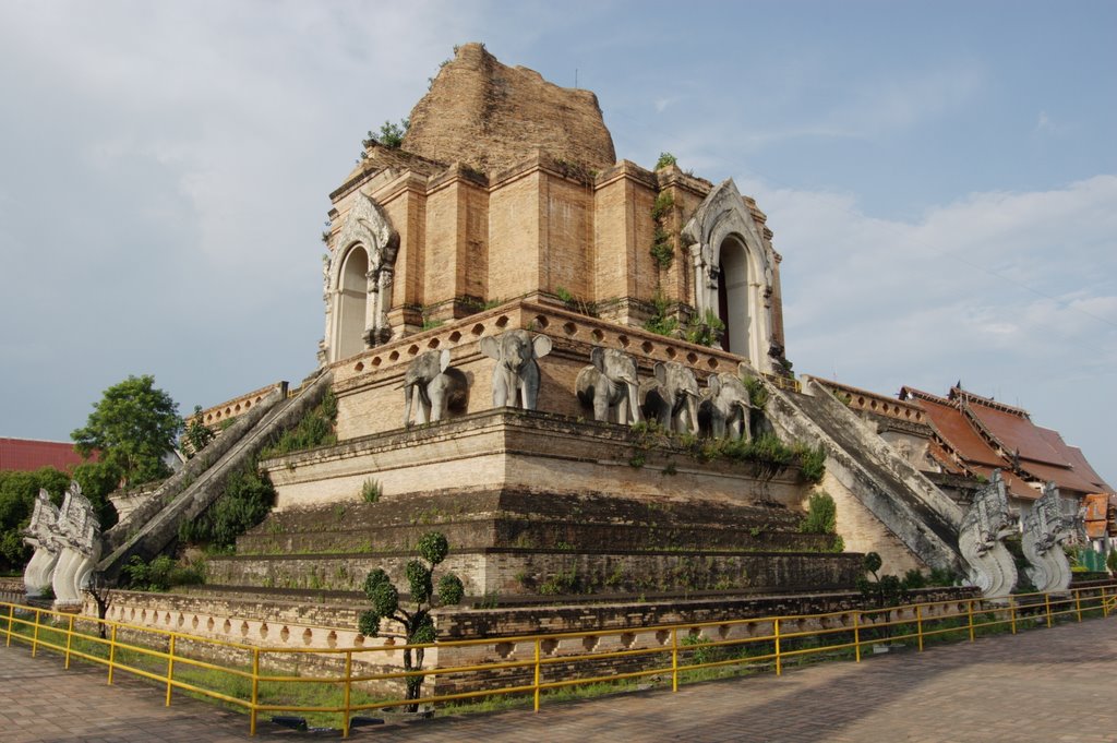 Chiang Mai - Wat Chedi Luang by nnyseb