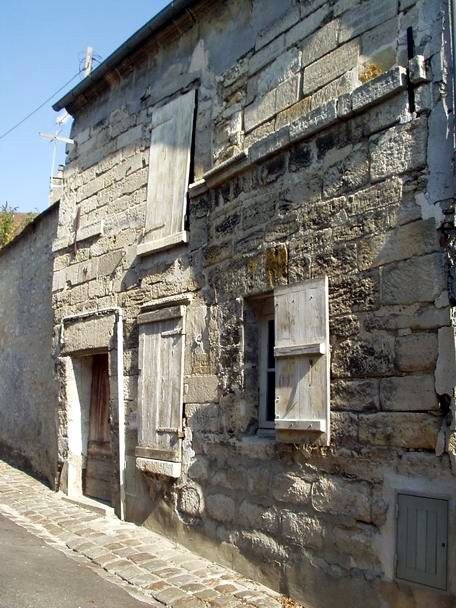 Downtown senlis by parisonline