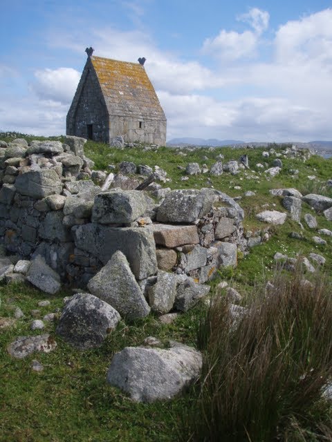 Macdara chapel and ruin by aquaeolas