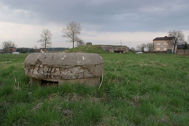 B2 STELLUNG TĄPKOWICE - KOCHBUNKRY - W TLE CIĘZKI SCHRON BOJOWY OBSZARU WAROWNEGO ŚLĄSK by Łukasz Świetlik