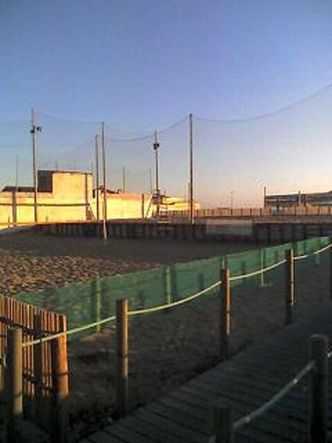 Campo de Voileibol na Praia da Aguda by pedrorenato