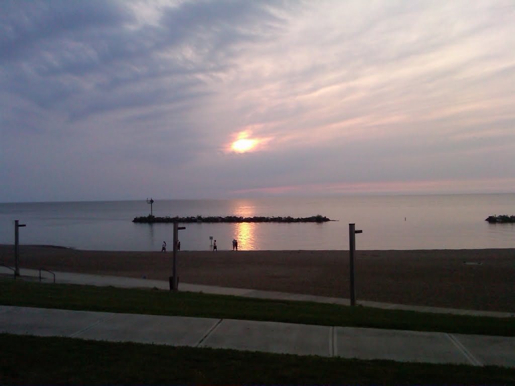 Sunset at Lakeview Beach by blev