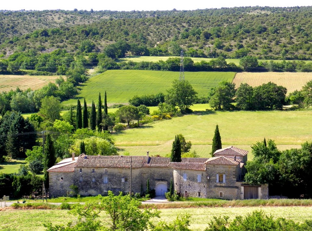 Lussan - Zoom sur une ferme depuis les remparts by epaulard59