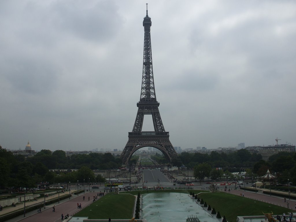 Paris: Eiffel Tower by israzar