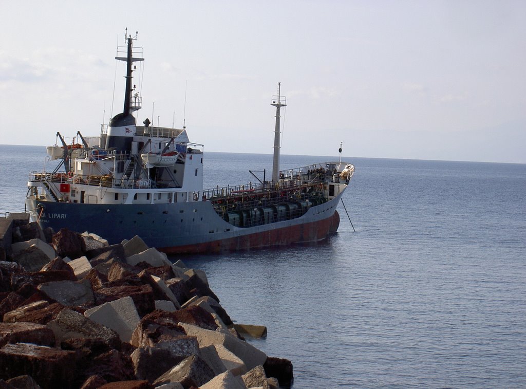 Water supplying at Rinella by Marie-Sylvie DHENIN