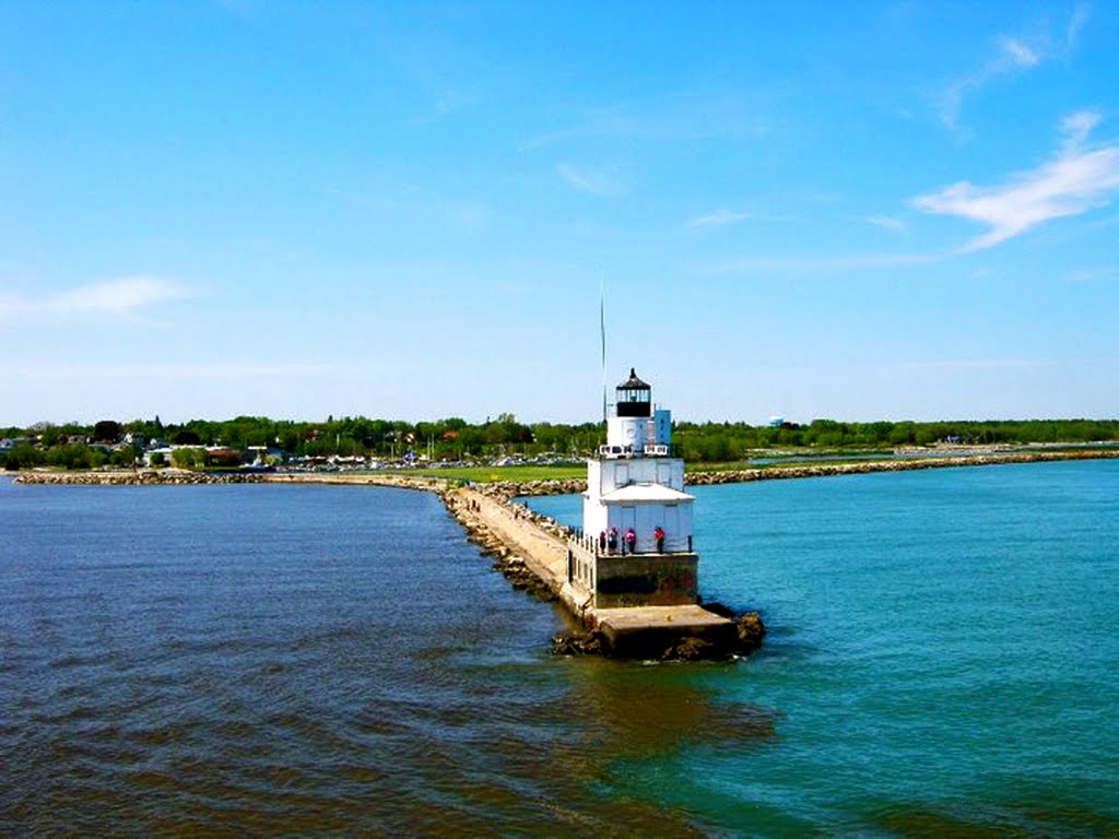 Manitowoc Lighthouse, Manitowoc, WI by MICHAEL  JIROCH  &  www.michaeljiroch.com