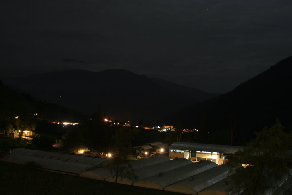 Hermosa Vista Nocturna de Santo Domingo by Rubén Quintana