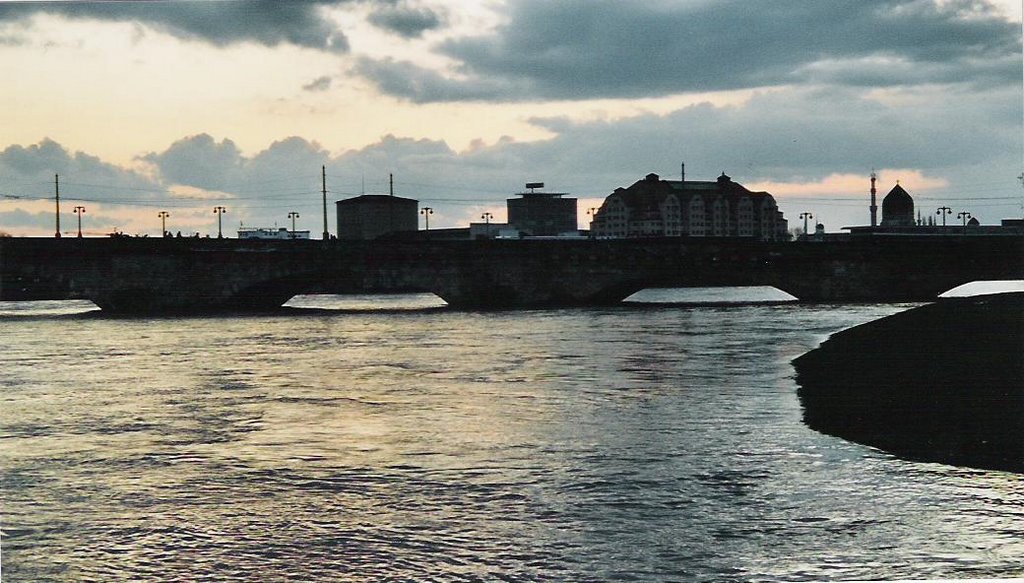 Augustusbrücke Hochwasser 04.04.06 by binnenseemann