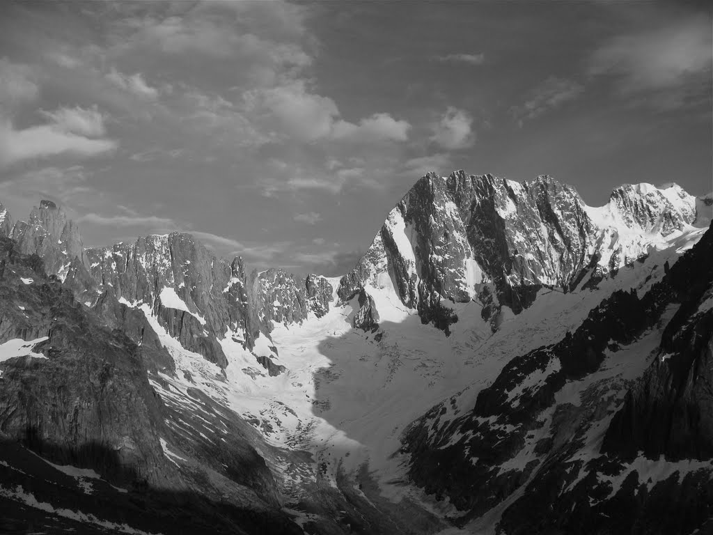 Face nord des Grandes Jorasses. vue du Couvercle by Ferrom