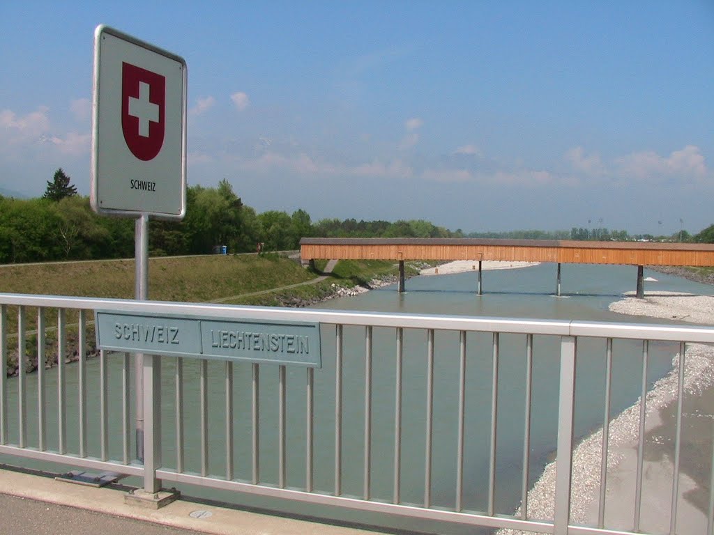 Liechtenstein - Vaduz - Il Reno by Maurizio Giove