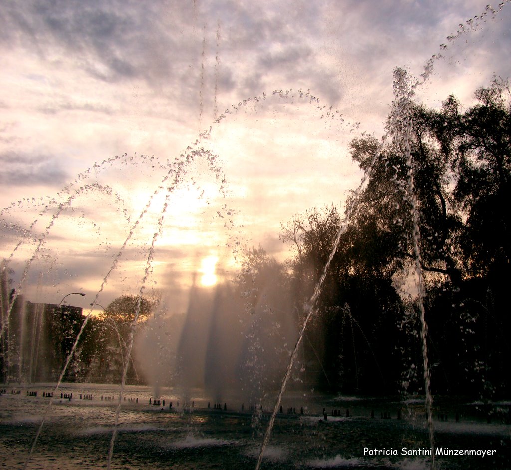 Atardecer en Fuente de aguas danzarinas, Providencia, Santiago, Chile by Patricia Santini