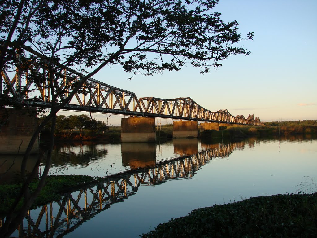 Ponte de Ferro viaria "Francisco Sá" -Rio Paraná by hiroshi omachi