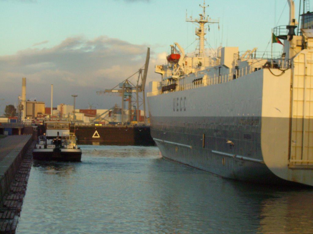 Grosse Seeschleuse im Emder Hafen (2) by Frank.steinmeyer