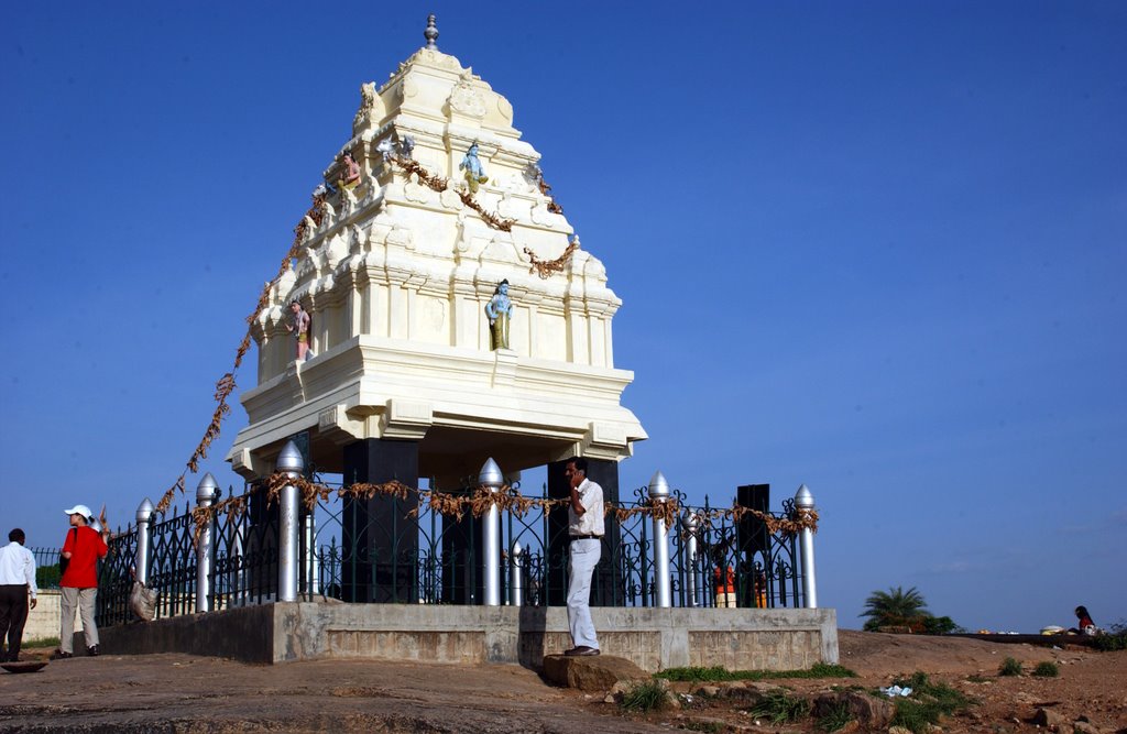 植物园岩山(Tower at Lalbagh Gardens) by Chang Haikuan