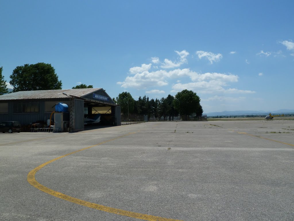 L'hangar dell'Aeroclub di Foligno by volpesfuggente