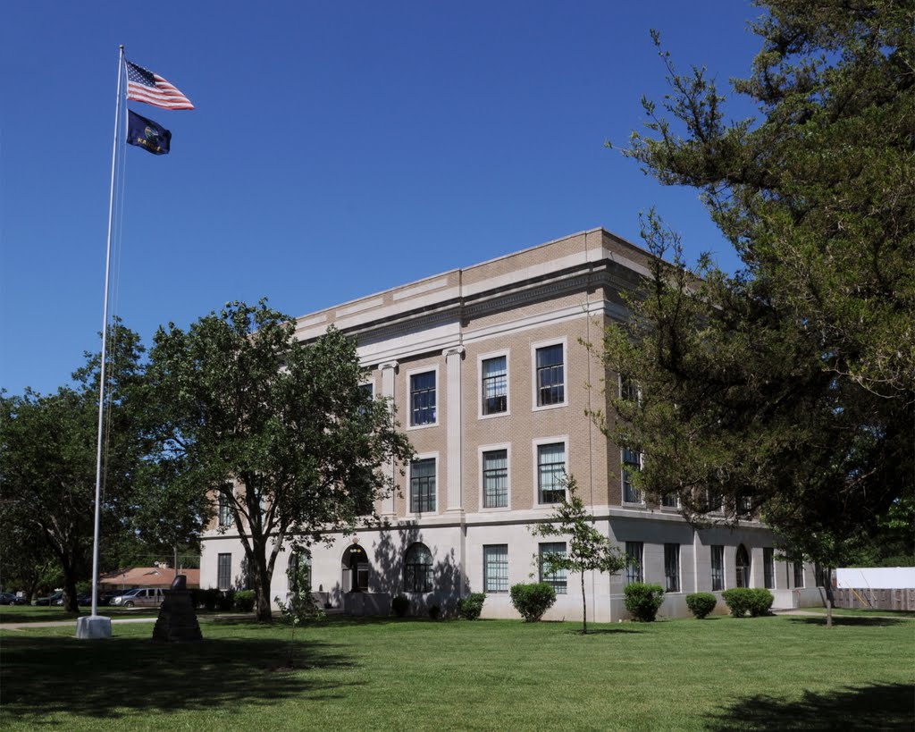 Osage Co. Courthouse (1921)-Lyndon KS 6-2011 by TGrier