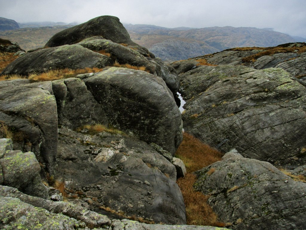 Fjellformasjoner. Nær Flatavatnet by SveinMagnus