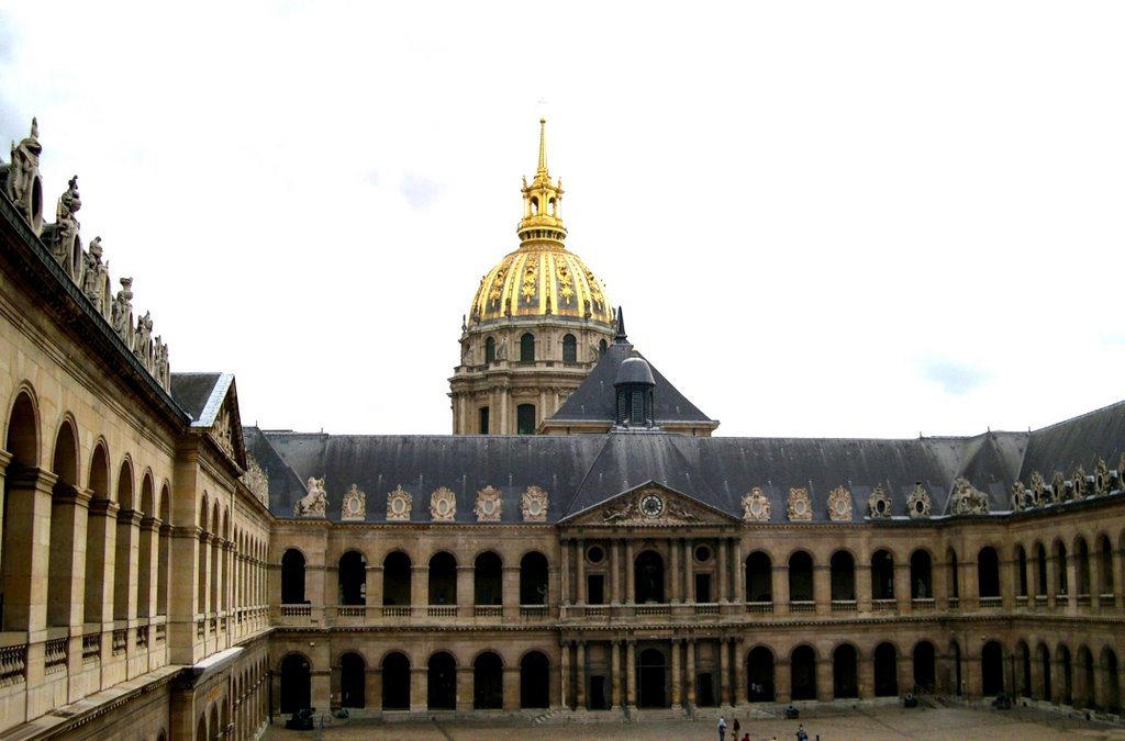 Invalides : la cour vers le dôme by Alain Ardouin