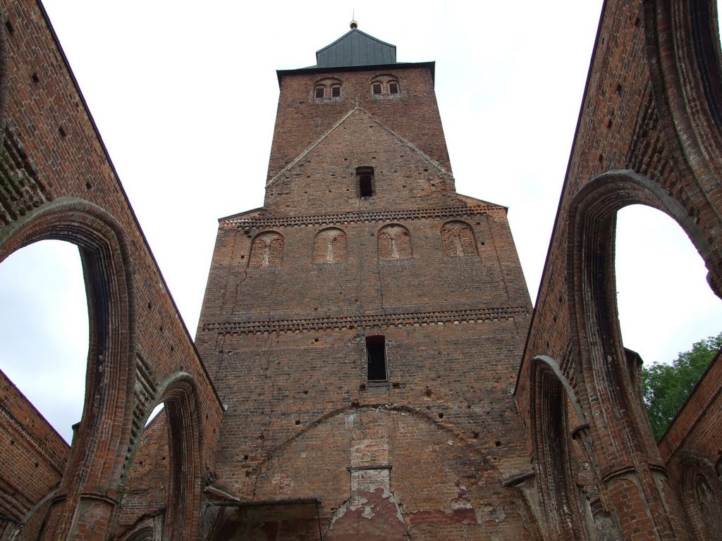 Gardelegen, die am 15. März 1945 teilweise durch einen Bombentreffer zerstörte Nicolaikirche by minka1991