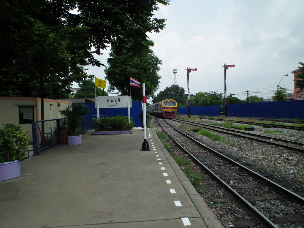 Thonburi Railway Station by pr8ngkiet