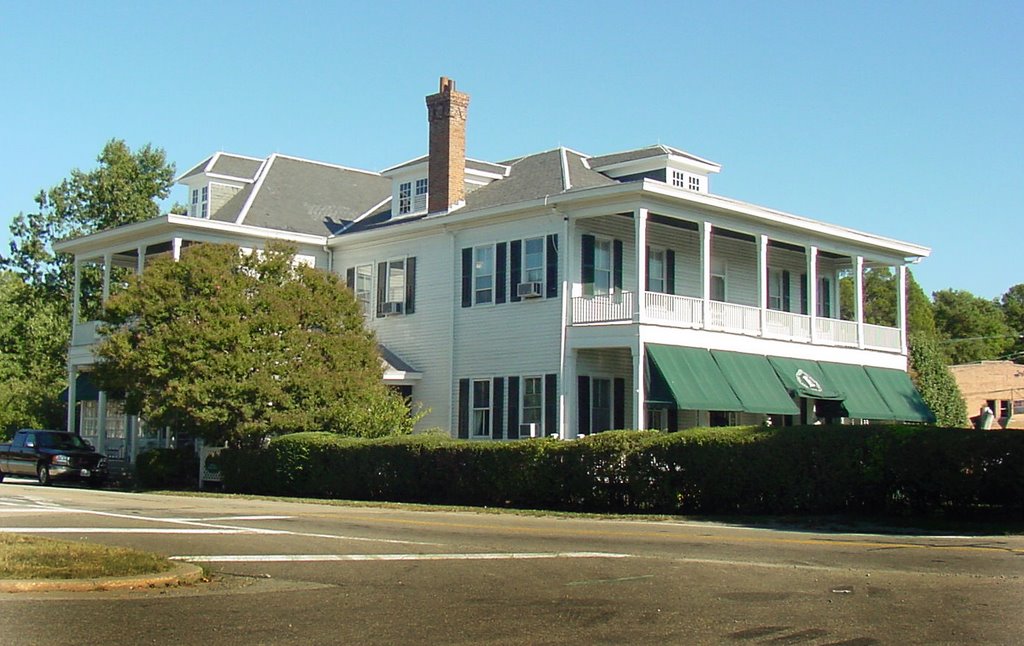 Historic Boxwood Inn by VKeith