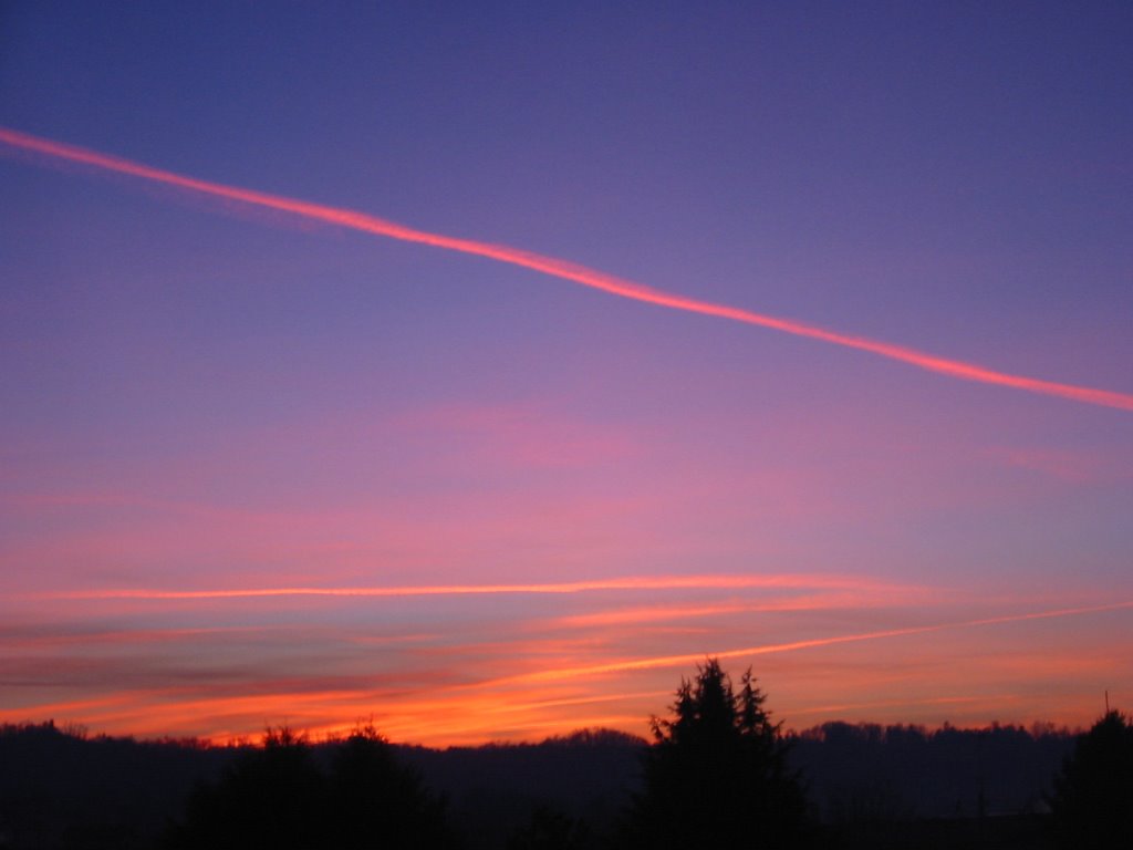 Arona - scie di aerei al tramonto in dicembre by Renato Chirici