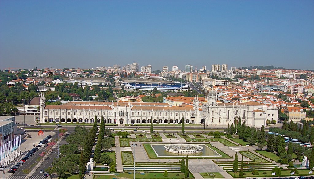 LISBOA 15 (monasterio los Jeronimos visto desde el monumento a los descubrimientos) by jose luis hidalgo