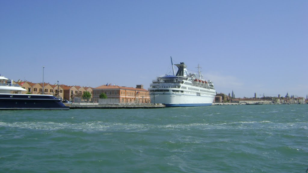 Porto di Venezia by Arturo Sottolichio