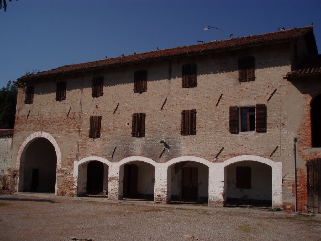 Vecchia casa colonica con " affreschi " nel sottoportico by Giampietro Pasqualini