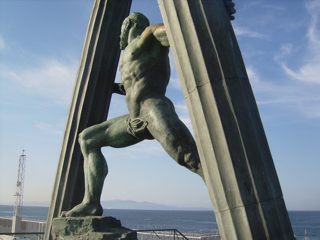 Hercules en el puerto de Ceuta by Pepe Hernández