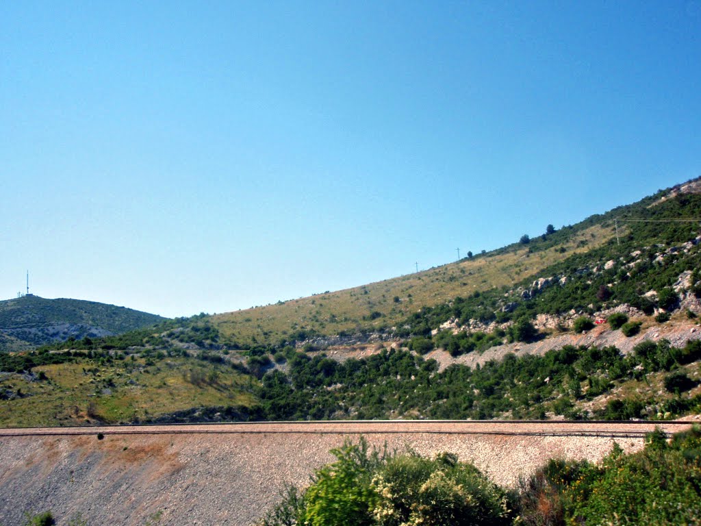 Pogled na vrh Labinštica (701 m) s odašiljačem by Zlatan Olić