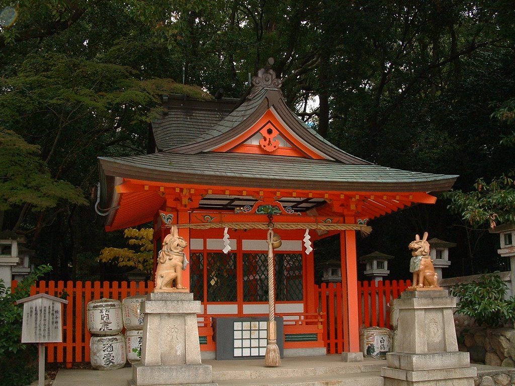 Ikuta shrine (small sanctuary), Kobe by Azzi Ergon