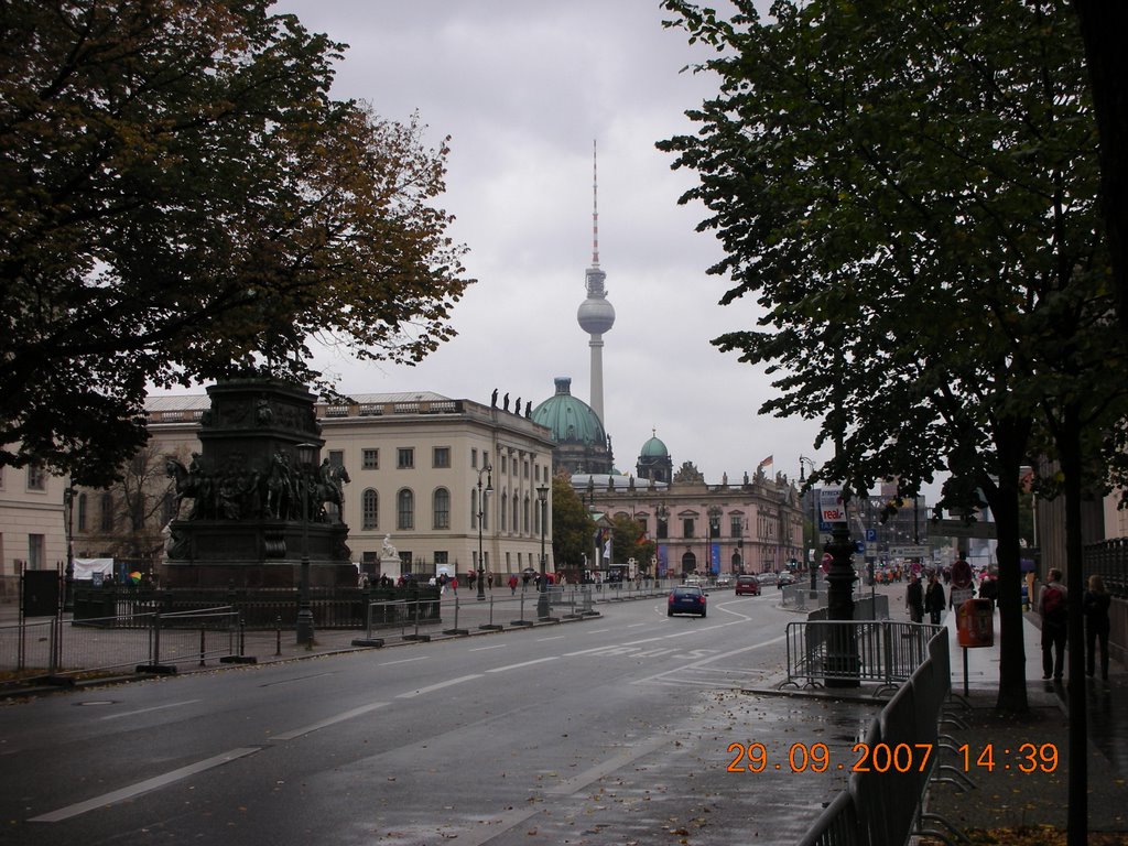 Unter den Linden - Blick zum Fernsehturm & Berliner Dom by tfoperator