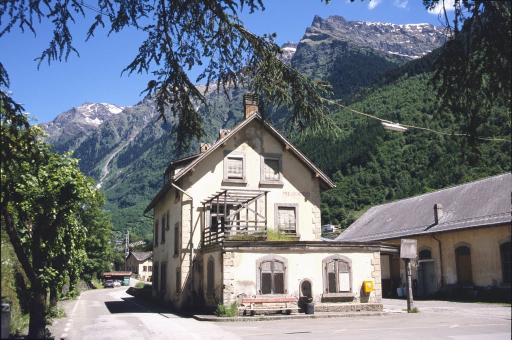 Mesocco, ehemaliges Bahnhofsgebäude der Misoxerbahn, Graubünden by orfalecchio