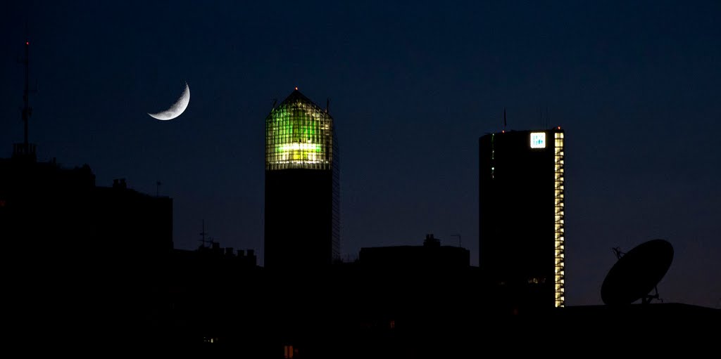 Luna y gigantes. Torres del Paseo de la Castellana, Madrid. by Felipe Salvador Ortiz-Caro