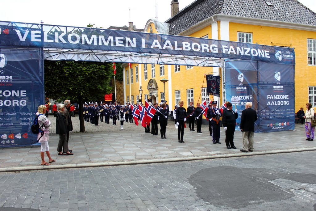 Norwegian brass band on Town Hall Square by Frode I