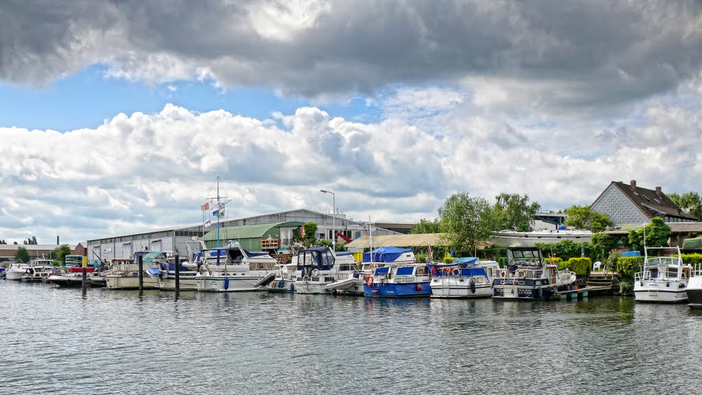 Mülheim-Speldorf / Anlegestelle für Motorboote im Mülheimer Binnenhafen by Cityfotograph