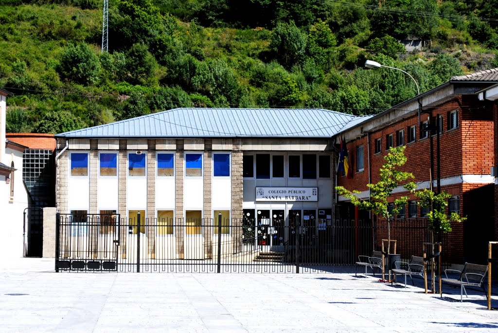 Colegio publico, Santa Barbara by José Ant. L.V.