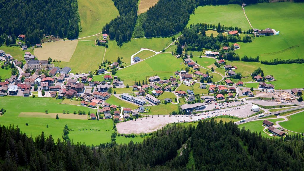 Waidring von der Steinplatte gesehen. Waidring ist eine Gemeinde mit 1930 Einwohnern. by Hans Wolters