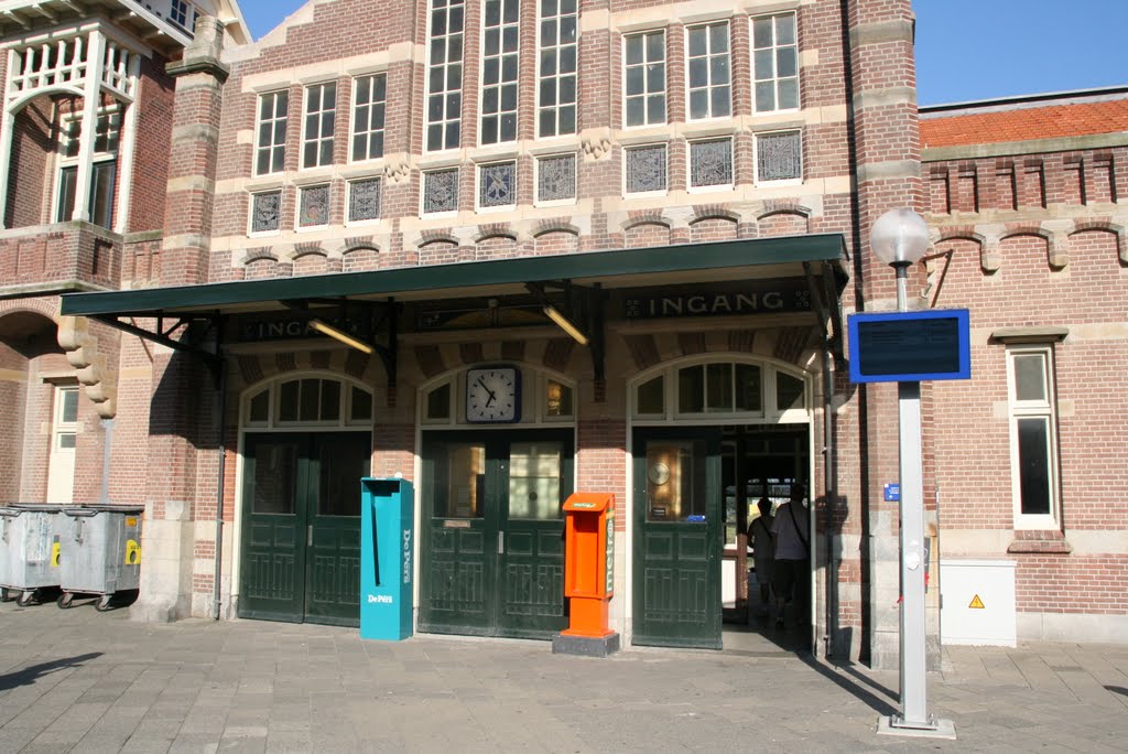 Toegang Station, Zandvoort aan Zee. by Carl030nl