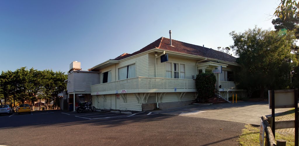 Beaumaris R.S.L. (2011). Built on a 1.1 hectare property, the clubhouse has sweeping views of Port Phillip from the lounge windows by Muzza from McCrae