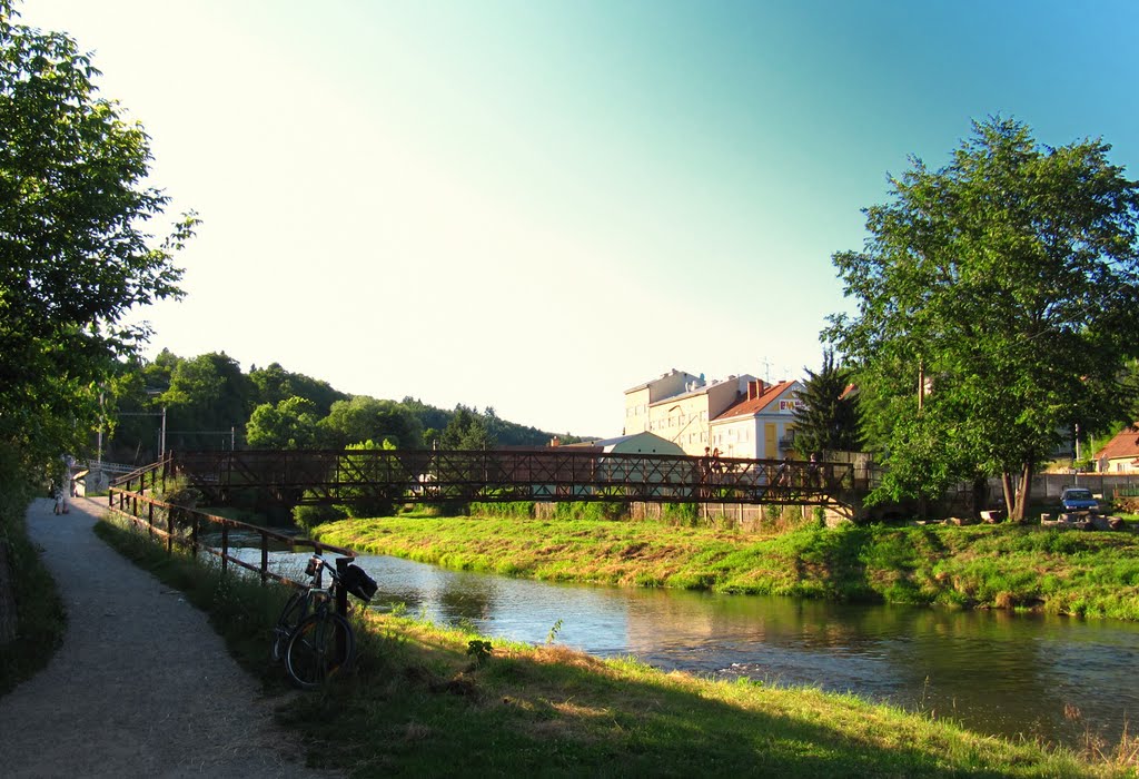 Brno-Bílovice nad Svitavou - Fugnerovo nábřeží - lávka přes Svitavu by Bridgy Guida